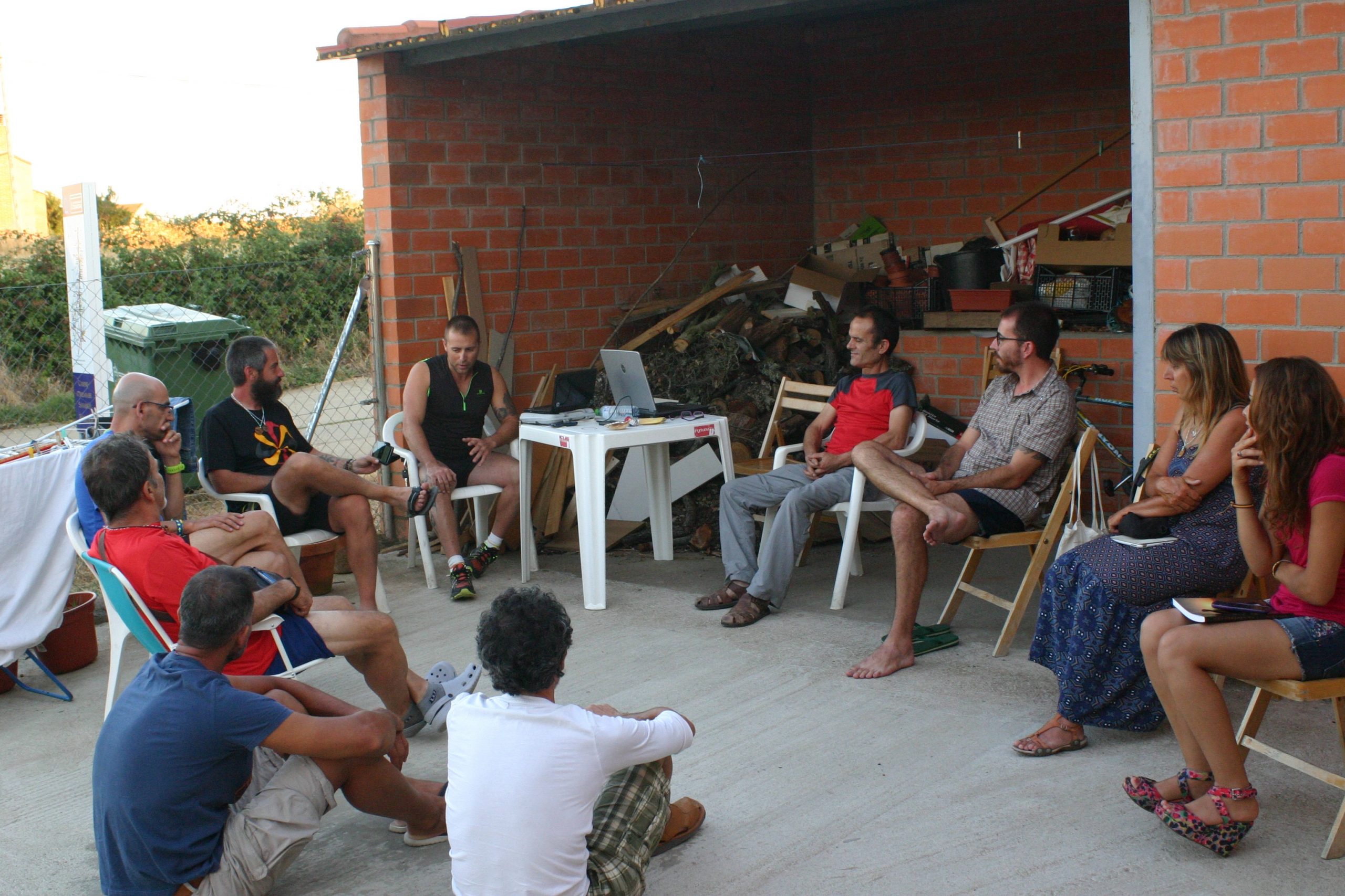 Reunión de peregrinos en el albergue municipal de Tábara